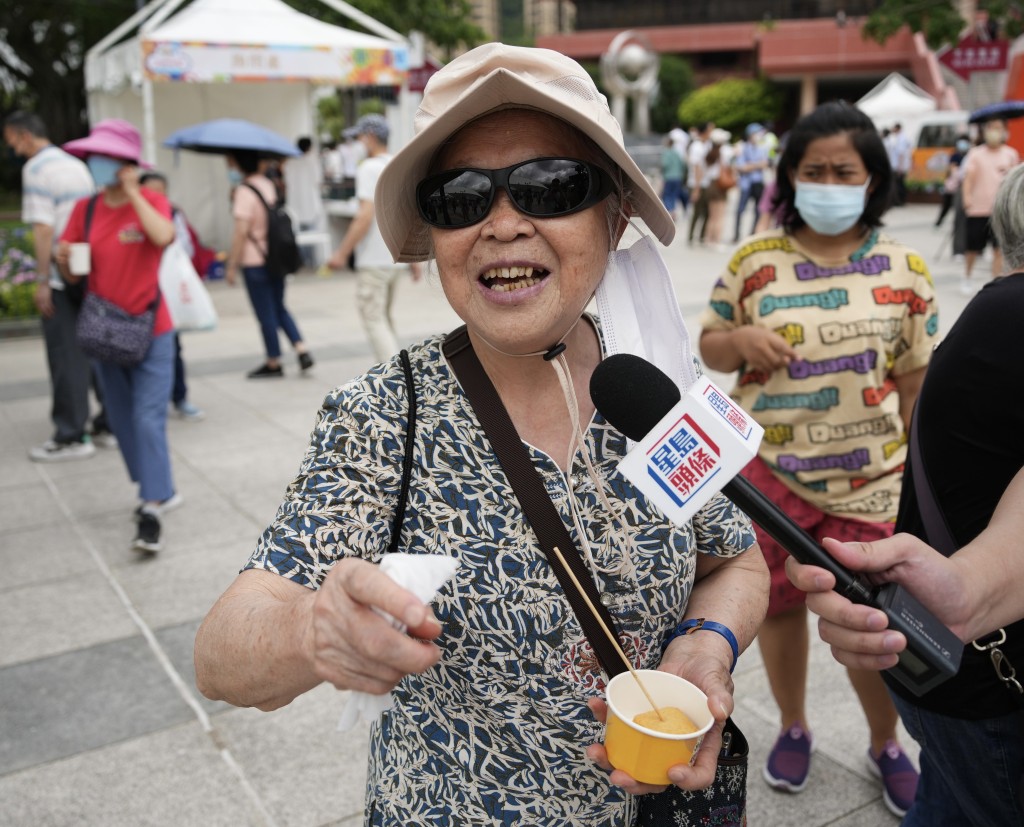 陳婆婆指自己今次是第二次參加美食市集活動，她感受到政府想把經濟搞好的決心，香港恢復得很不錯。蘇正謙攝