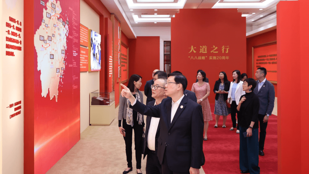 李家超到訪浙江展覽館,觀看「大道之行──『八八戰略』實施20周年大型主題展覽」。李家超fb