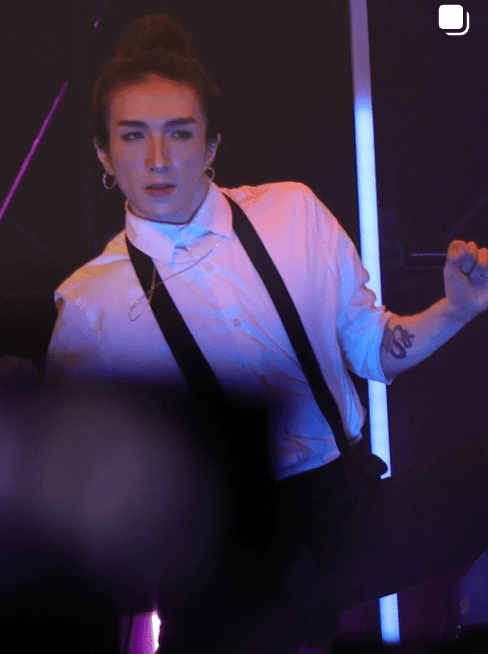 男团 MIRROR 2022 年红馆演唱会意外至今已逾三年,舞蹈员「阿Mo」李启言不幸重伤瘫痪,治疗一直在进行中。 男团 MIRROR 2022 年红馆演唱会意外至今已逾三年,舞蹈员「阿Mo」李启言不幸重伤瘫痪,治疗一直在进行中。