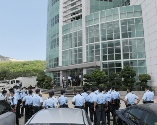 大批警員去年到壹傳媒大樓進行大搜查及檢走多箱證物。資料圖片
