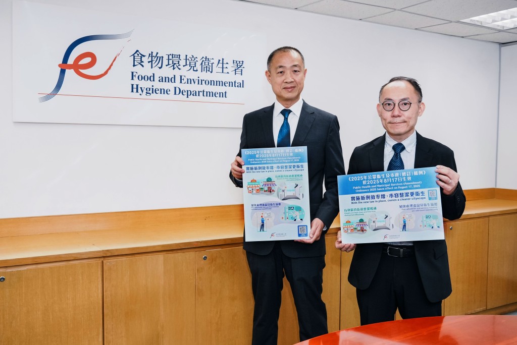 葉國祥(左)指,提高店舖阻街罰則後,發出的定額罰款通知書減少9成。 汪旭峰攝 葉國祥(左)指,提高店舖阻街罰則後,發出的定額罰款通知書減少9成。 汪旭峰攝