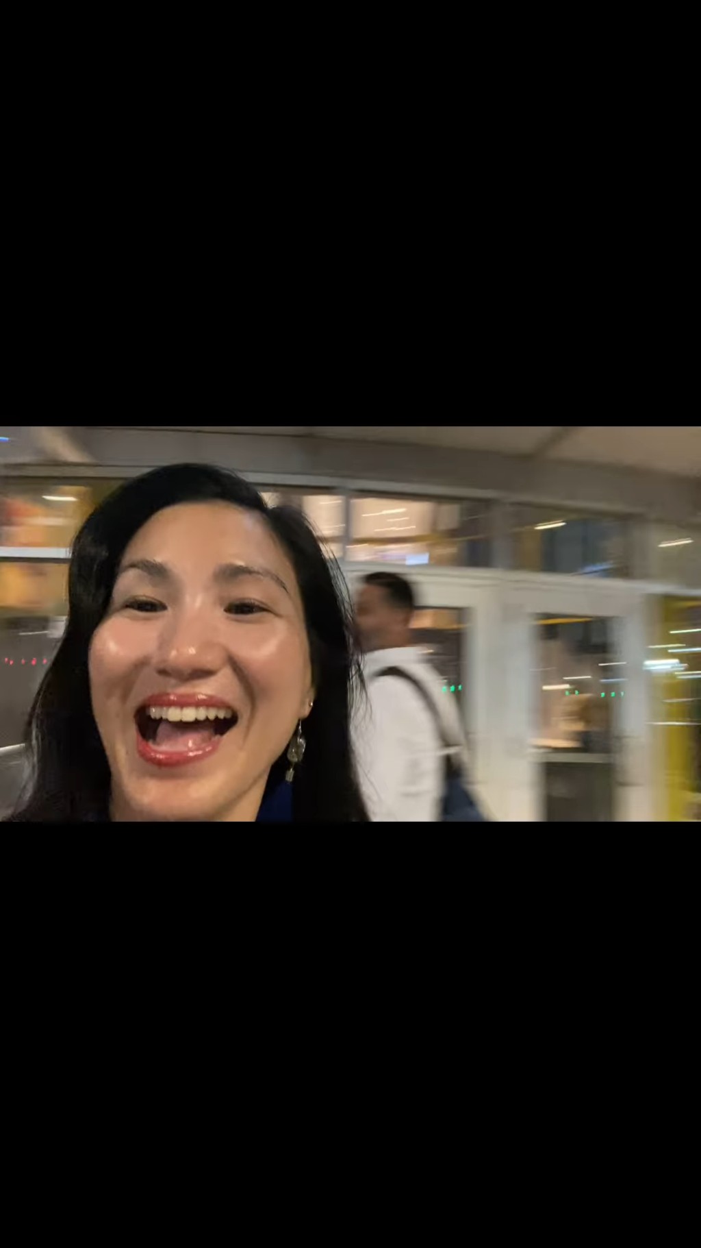 影片中可以见到原子鏸全程露笑容。