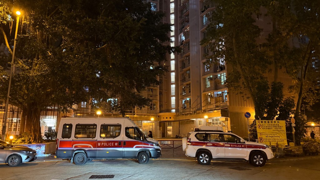 將軍澳尚德邨尚仁樓一名77歲老翁疑被凳夾困昏迷，當場不治。黎志偉攝