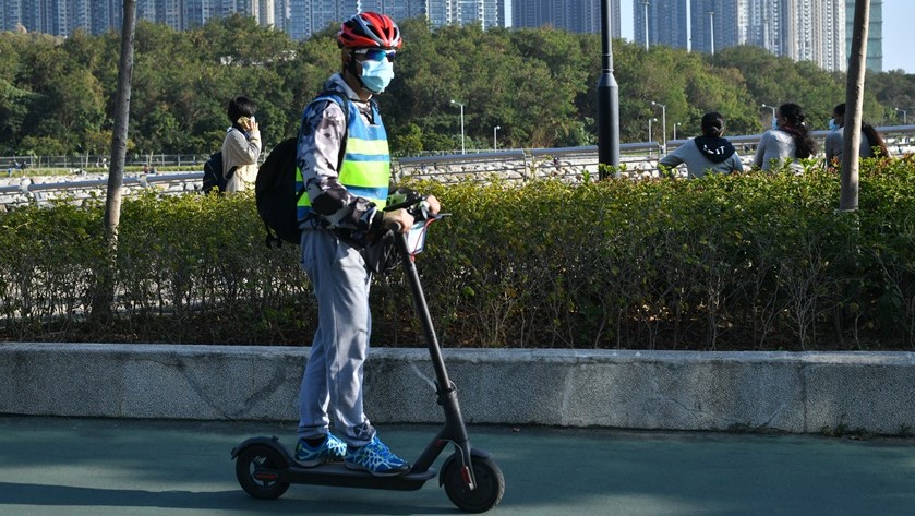 政府正研究電動滑板車及電動單車合法化，最快於本年底實行，並限定最高時速為25公里。資料圖片
