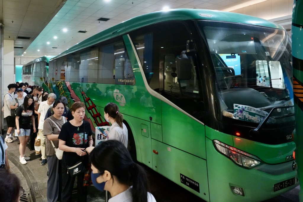新修訂亦涵蓋旅遊巴及跨境直通巴等。 新修訂亦涵蓋旅遊巴及跨境直通巴等。