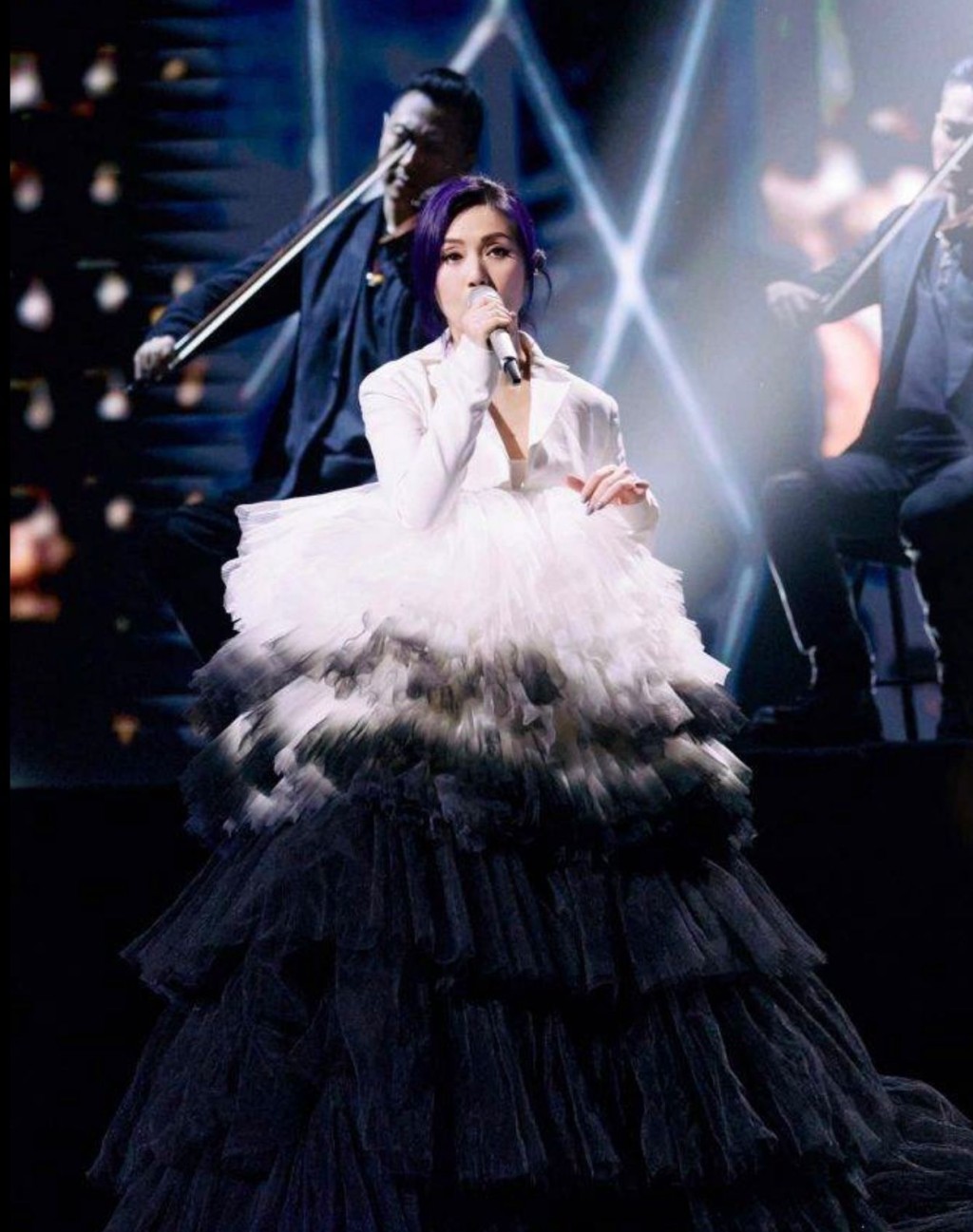 《楊千嬅Live MY LIVE 2025演唱會》望以實際行動回應社會需要，共同攜手渡過難關。