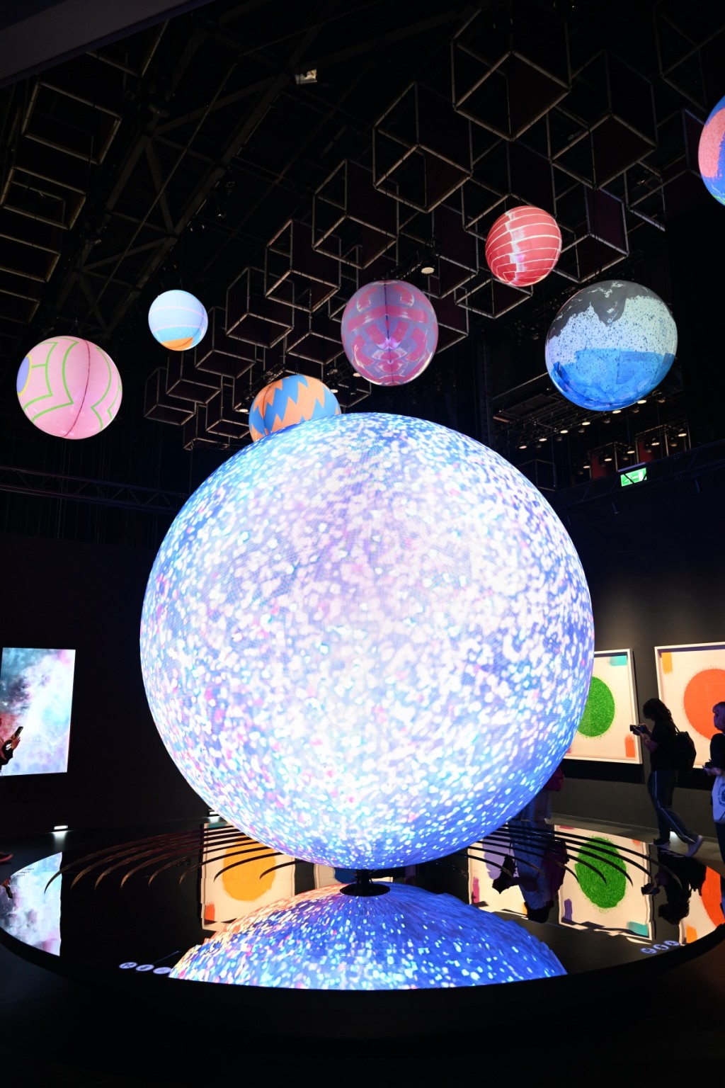 3.5米高的LED光球與7顆星球，構成太空景象