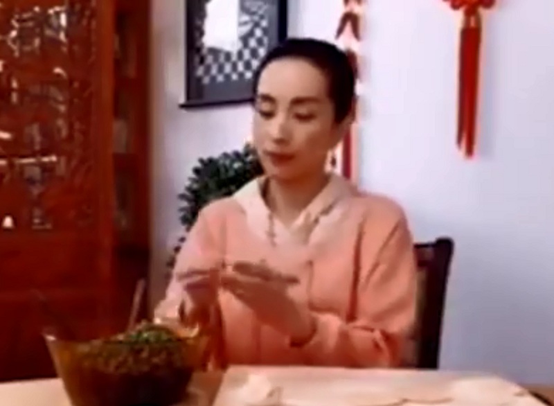 湯燦在短片中教網民包四色餃子。網圖