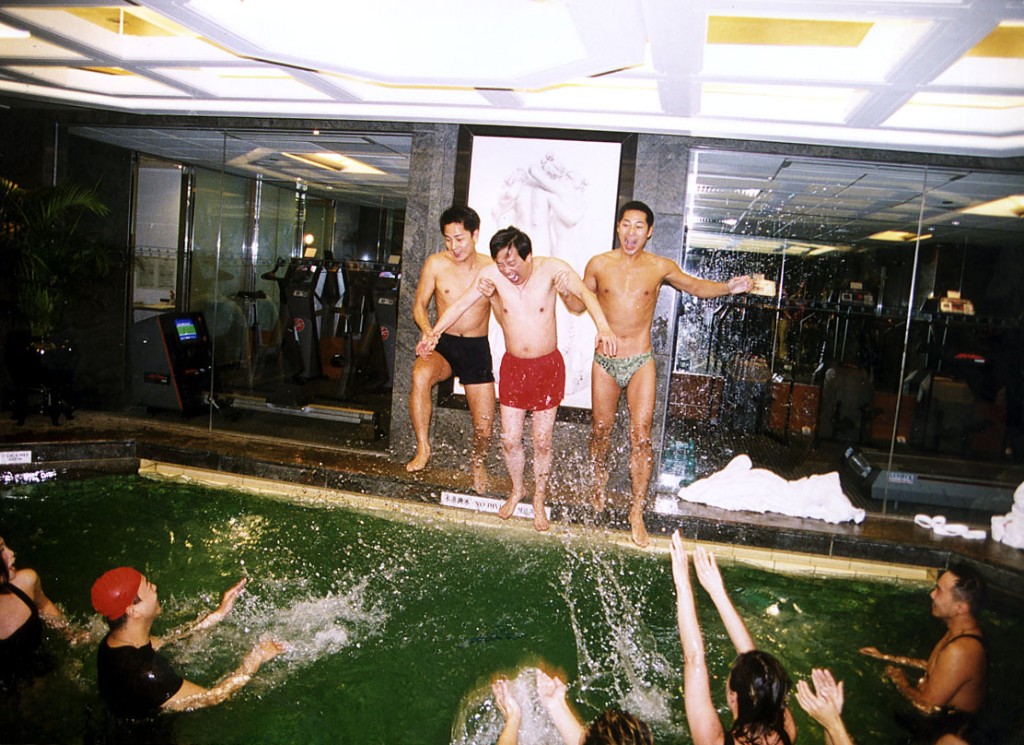 邓浩光（右）入行前亦做过香港游泳运动员，有「飞鱼王子」之称。