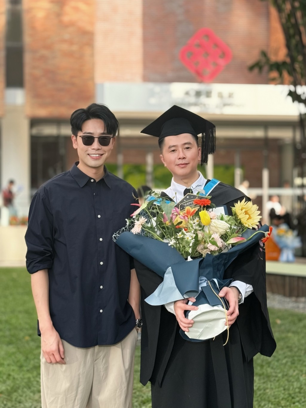陸浩明胞弟Felix穿上理大畢業袍戴上四方帽，神態斯文，外貌較像媽媽。