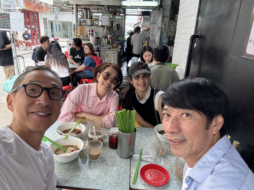  張堅庭昨晚（18日）在社交網分享，太太楊諾思（左二）開始「登陸周」的照片，兩人與傑志主教練朱志光及太太在茶檔歎美食。