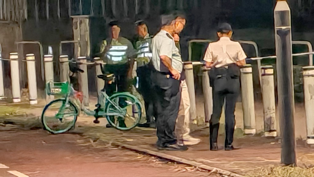 前一名居於元朗錦繡花園的27歲女子凌晨踩單車返家期間,疑遭多隻狗隻追逐襲擊後不治。 前一名居於元朗錦繡花園的27歲女子凌晨踩單車返家期間,疑遭多隻狗隻追逐襲擊後不治。