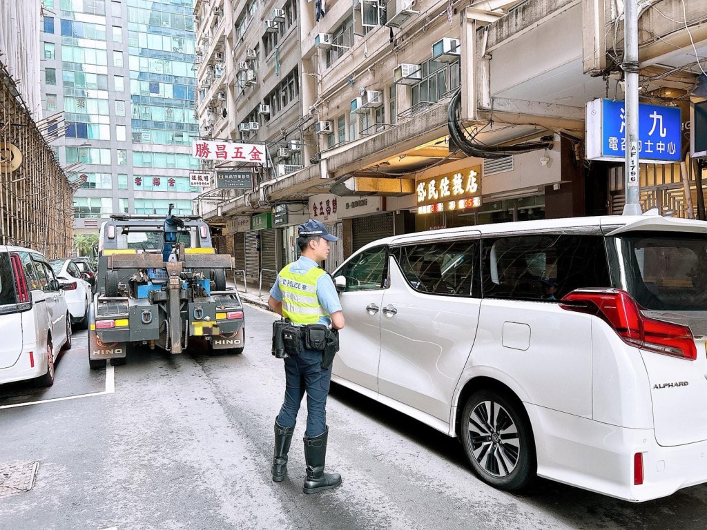 警油尖打擊違例泊車發逾千張告票，拖走6輛車輛。警方圖片