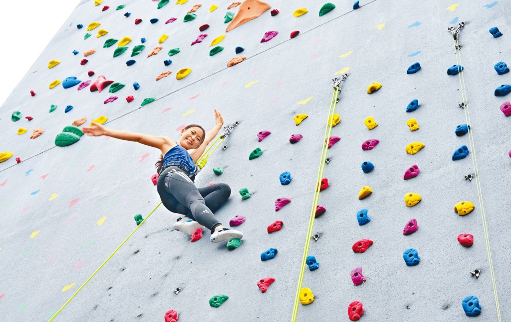 Just Climb屯門店，在工廈外牆設有巨幅的攀石牆。