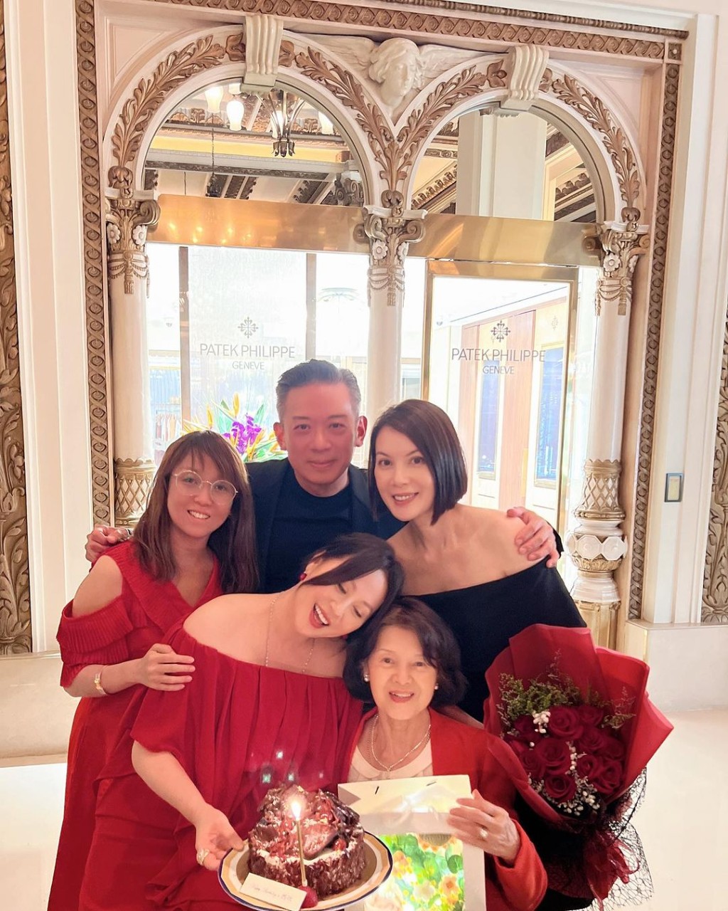 胞姊江欣燕（前左）、江希文、Herbert及江媽媽於半島酒店食飯慶祝。