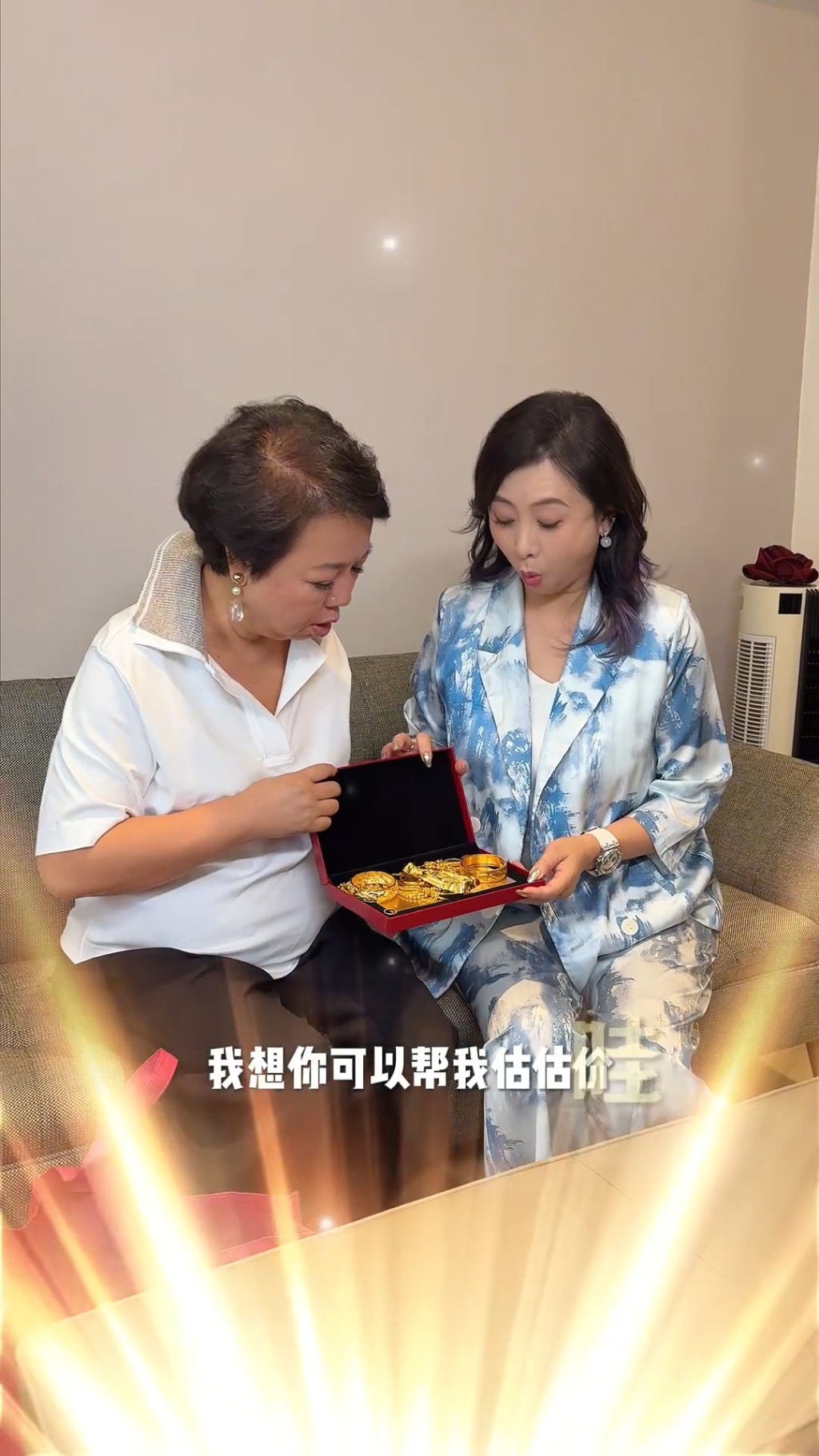 翁虹打開閨密母親留下的首飾盒,被滿滿一盒金光閃閃的「傳家寶」震撼。 翁虹打開閨密母親留下的首飾盒,被滿滿一盒金光閃閃的「傳家寶」震撼。