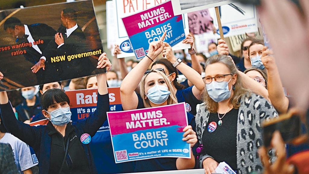 澳洲新南威爾斯省的護士和助產士周四在雪梨示威，抗議人手短缺。