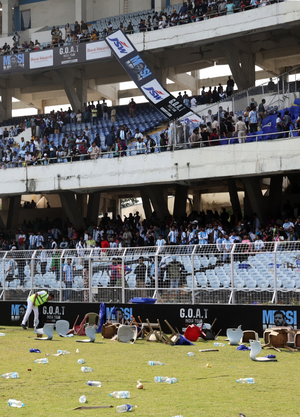 美斯印度行釀騷亂，8萬球迷無法看見怒毀球場喊「回水」。 路透社
