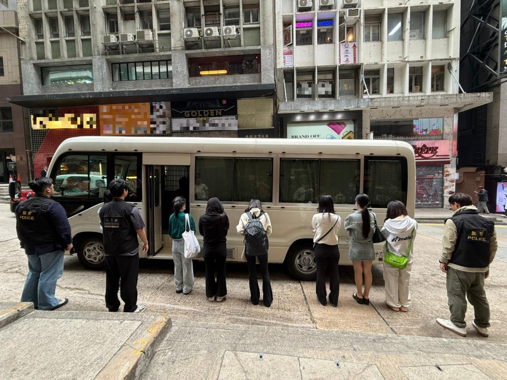 聯合行動突擊搜查港島區內多個罪案黑點，共拘捕16人。