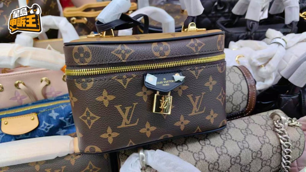 手袋攤檔售賣不同款式的「路易威登」(Louis Vuitton)仿製手袋。 手袋攤檔售賣不同款式的「路易威登」(Louis Vuitton)仿製手袋。
