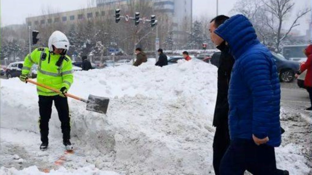 華北地區近日「斷崖式降溫」出現4月降雪。網圖