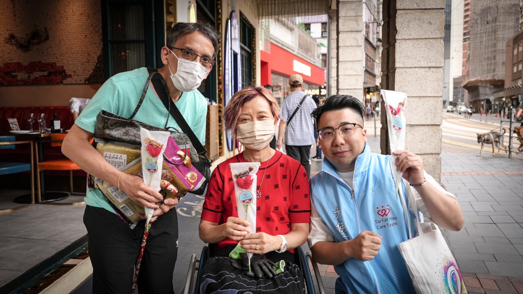 嚴小姐表示,「多謝佢哋咁有心,以及好努力咁派花,呢種方式好驚喜,令我感受到母親節嘅溫暖。」 嚴小姐表示,「多謝佢哋咁有心,以及好努力咁派花,呢種方式好驚喜,令我感受到母親節嘅溫暖。」