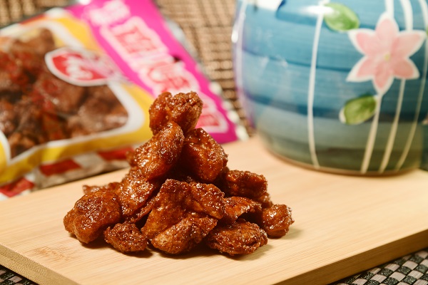 華園食品首創的柱候齋燒鵝，經過六十年時間洗禮，仍然是最受歡迎零食之一，至今歷久不衰。