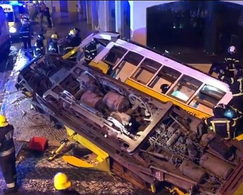 葡萄牙里斯本一架電車出軌翻側，至少28人受傷。網上圖片