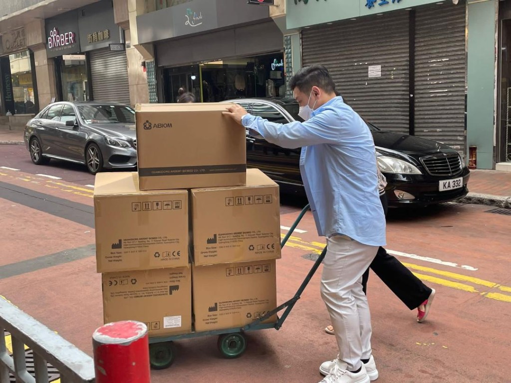 亞視董事陳偉傑親自搬運物資。