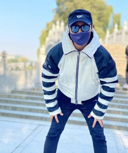 汪峰也有一張單一相。