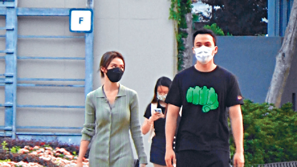 甜蜜偷望■甫走進人少少的維園，Alice便開始甜絲絲望住猷啟。