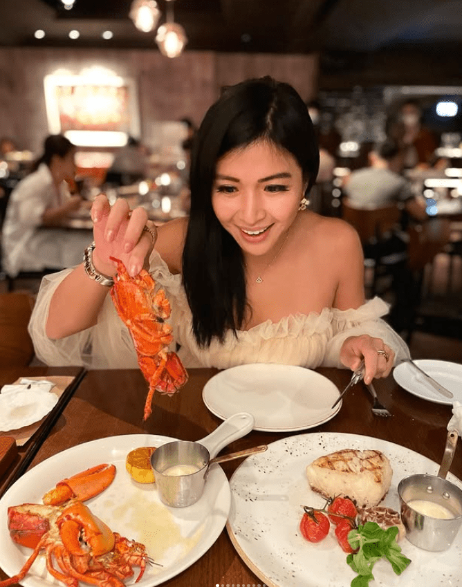 Vicky IG大晒美食 自认「零抵抗力」但依然Keep住Fit爆身形 Vicky IG大晒美食 自认「零抵抗力」但依然Keep住Fit爆身形