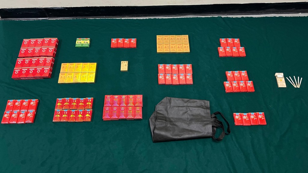 涉案旅客的個人行李內及身上檢獲的未完稅香煙。海關圖片