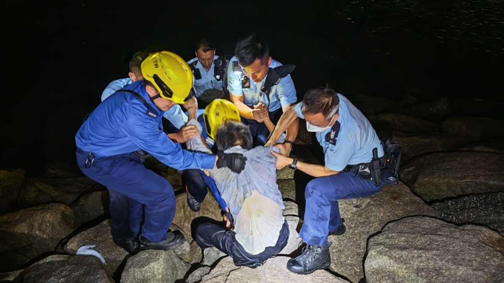 荃灣八旬翁與妻子爭執後跳海 警員救起送院。警方圖片