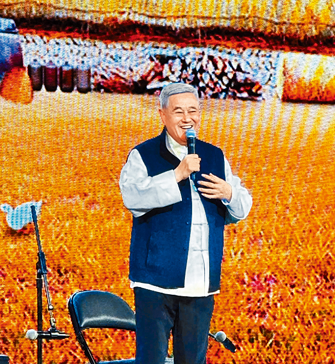 趙本山身穿經典藍色馬甲在紐約演出。