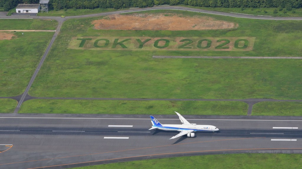 東京奧運期間,成田機場跑道旁草地刻字迎接旅客。 路透社 東京奧運期間,成田機場跑道旁草地刻字迎接旅客。 路透社