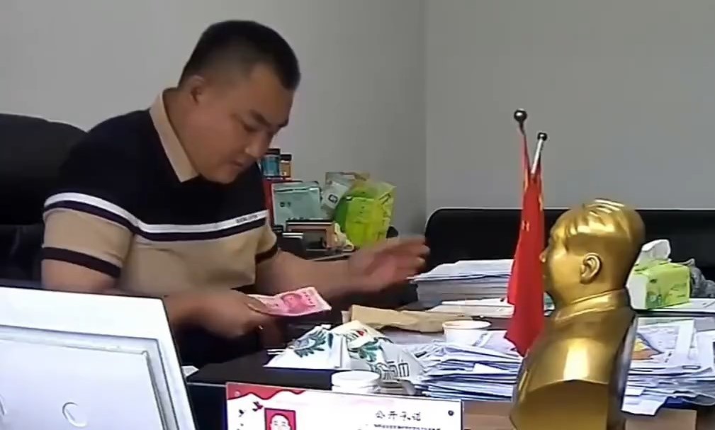 閉路電視拍下湖南常德一國企董事長涉貪污的影片。微博@莊志明律師 閉路電視拍下湖南常德一國企董事長涉貪污的影片。微博@莊志明律師
