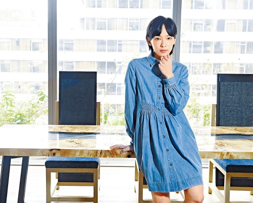 Gladys今年的三部曲目标，如今已完成两首。