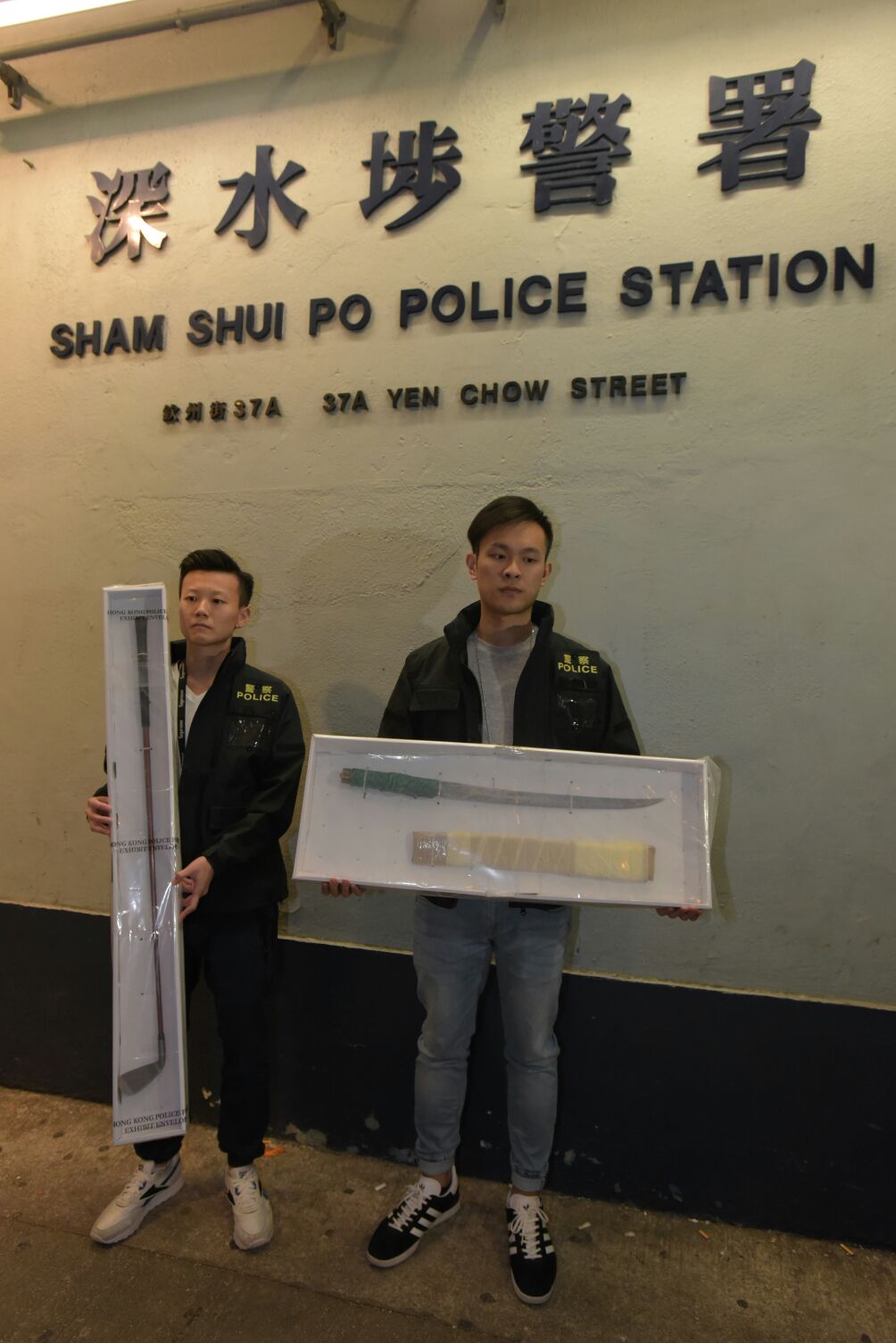 警方在屋內檢獲一把武士刀、一把自製刀及一支高爾夫球桿。黃文威攝