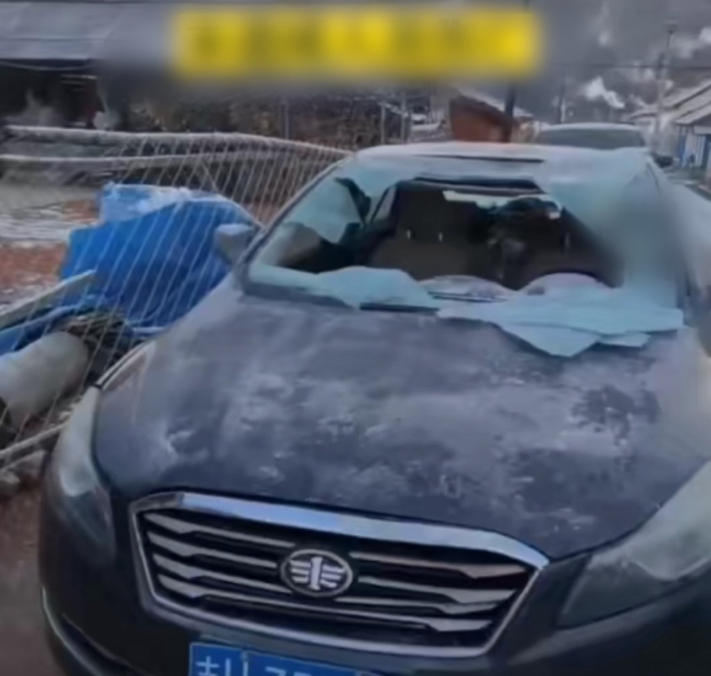 涉事私家車車頭玻璃遭拍碎。