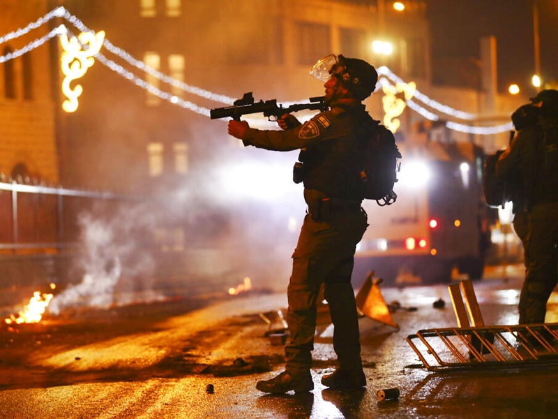 以色列警方發射橡膠子彈及震撼彈驅散示威者。AP圖片