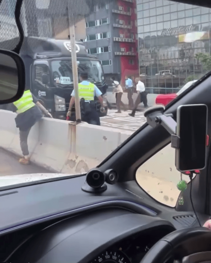 多名警員在堅拿道天橋戒備。Threads:hkcaml 多名警員在堅拿道天橋戒備。Threads:hkcaml