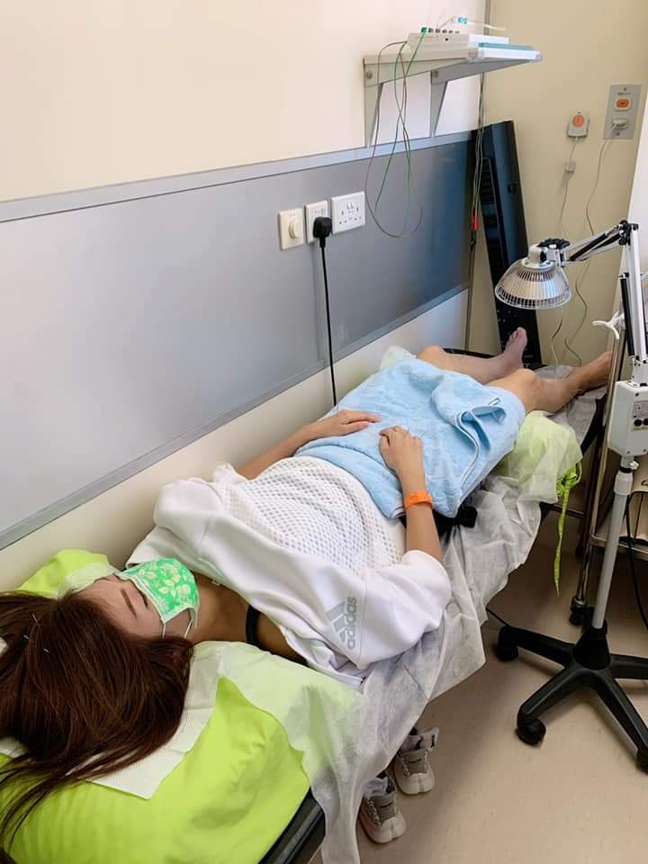 患有類風濕關節炎嘅邱芷微因為唔夠瞓加埋情緒及壓力,呢排病情惡化要中西合璧治療。