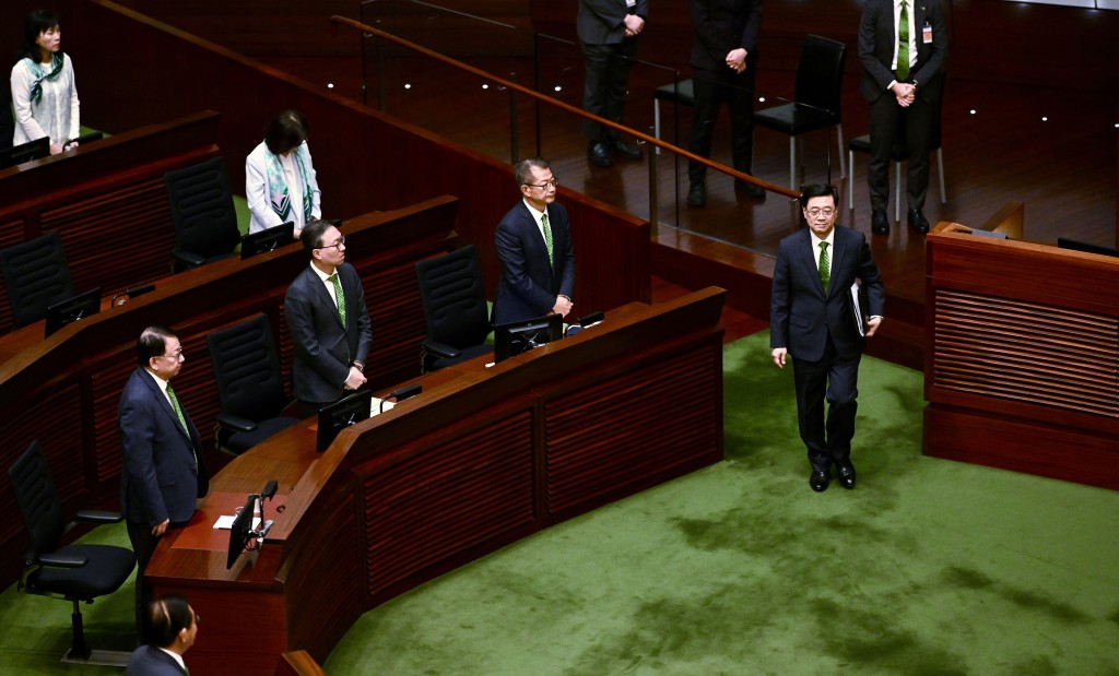 立法會今早（18日）舉行行政長官答問會。