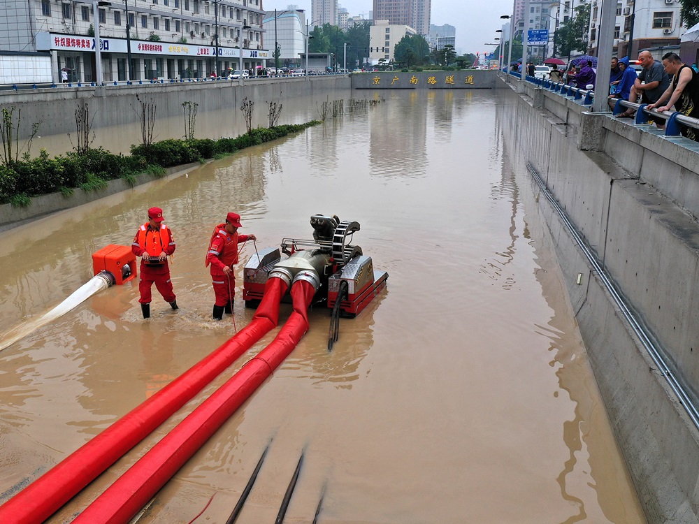 鄭州市救援人員抽走路面積水。新華社圖片