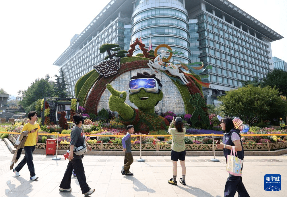 10组不同主题的立体花坛，分布北京长安街沿路，成为国庆打卡热点。新华社