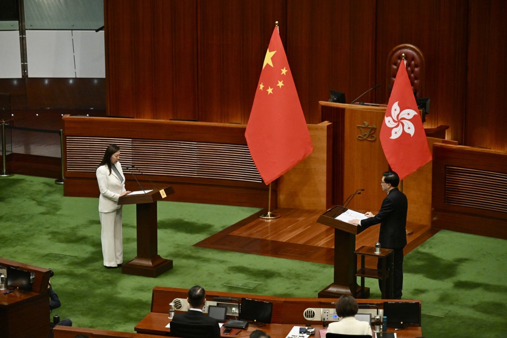 民建聯林琳宣誓時未有舉起右手。