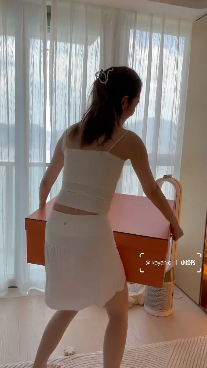 蔡嘉欣在小紅書貼出開箱Hermès的短片。