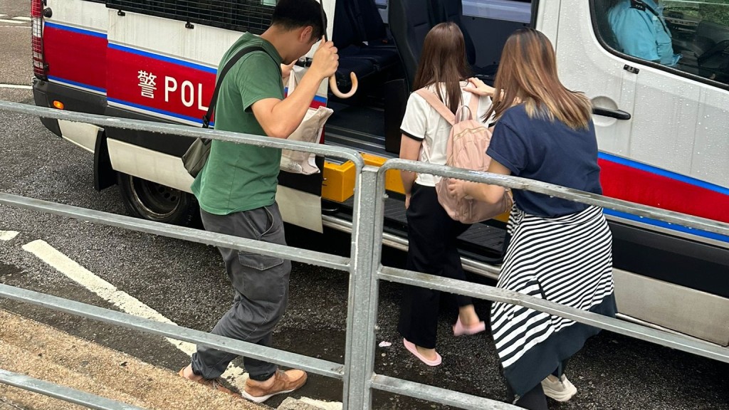 警方大圍積存街掃黃 拘28歲內地女。警方圖片