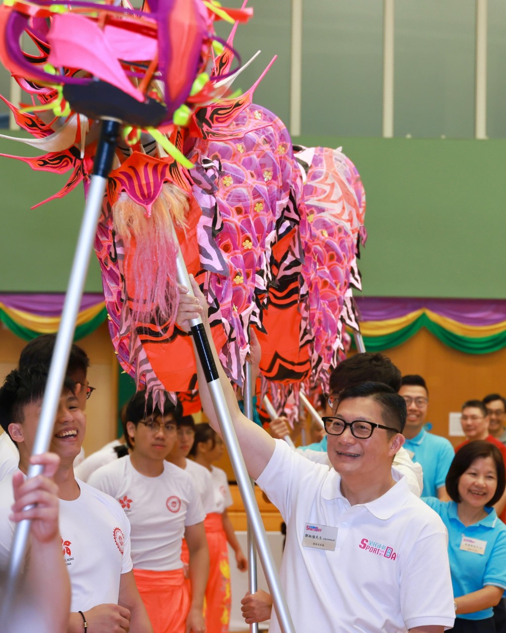 鄧炳強(右二)與市民一起參與舞龍活動。 鄧炳強(右二)與市民一起參與舞龍活動。